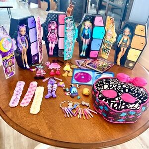 Monster High, Bundle, Skulltimate‎ Secrets, 4 Dolls, 4 Lockers, DVD, & Pillow